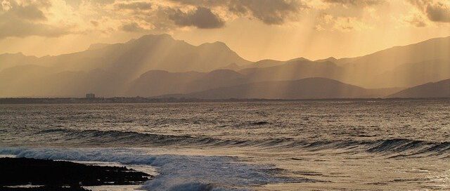 Escort Date auf Mallorca am Meer im Sonnenuntergang.