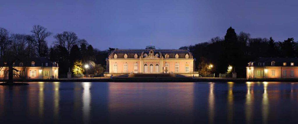 Der Gentleman erlebt einen tollen Abend mit einer Escort Dame beim Lichterfest in Schloss Benrath.